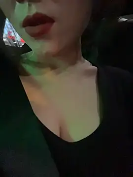 Eva10069 - 马路边边喝功夫茶漏出全奶🍑