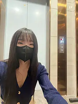 Xiao-Lin - 户外电梯口脱内衣漏奶乳夹1分钟