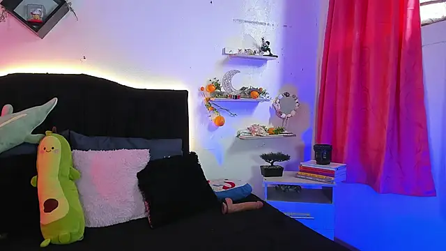 Alisson_zafiro_ - shows her butt up close