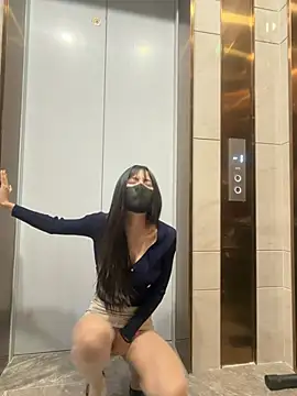 Xiao-Lin - 户外电梯口脱内衣漏奶乳夹1分钟
