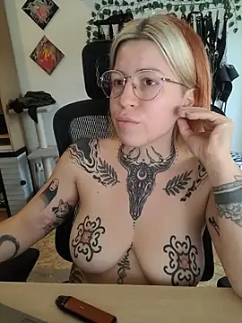 Divine_eve - top off and tits play