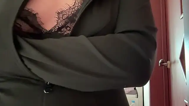 Kaderii1 - Hands instead of a bra)