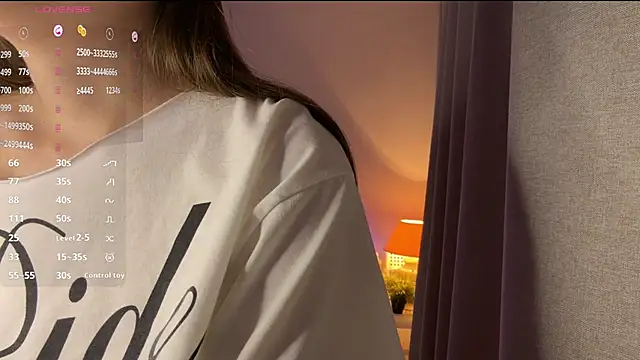 LunaVeee - Bite my lips close to cam