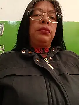 __valentina18 - Removing a bra in public