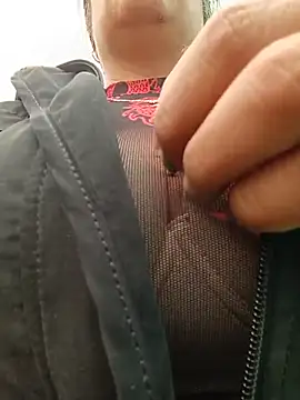 __valentina18 - Removing a bra in public