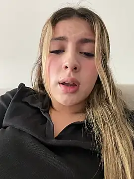 Cloee_Rainbow1 - Cloee show us those nice big tits 👀🍒🍒