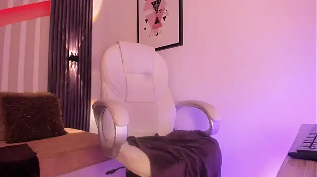 Jenay_Rosse - Doggy style + fingers in the pussy🍓