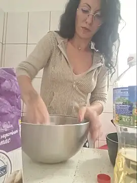 Emmatoo - show pussy
