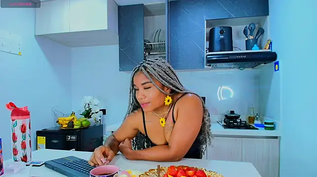 SilvannaFitt - Hand in panties + spit on Tits