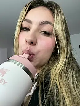 Cloee_Rainbow1 - Twerk one song Cloee for us 🔥 panty off