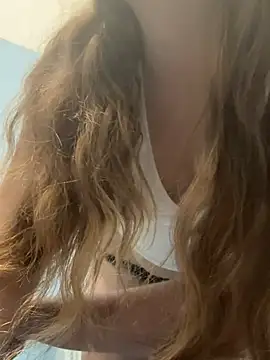 Emma_gattina2006 - hard nipples