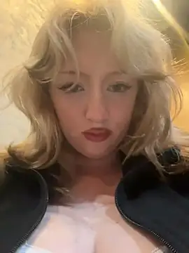 RonnieKiss - Suck dildo
