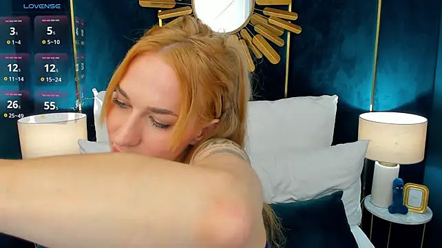 DeepLaura - top off & play with tits