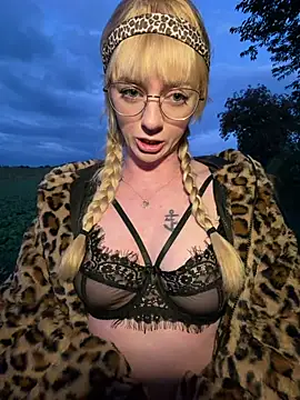 LinaLeana - Lt Outdoor Squirt Video 📹