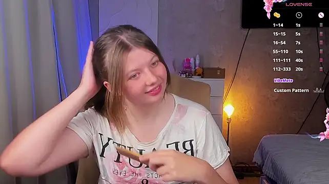 Vivian_cutie - Take off my T‑shirt.