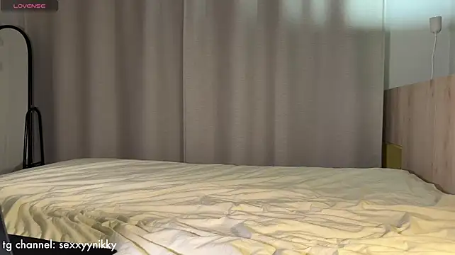 Sexxynikky - pinch my nipples with saliva