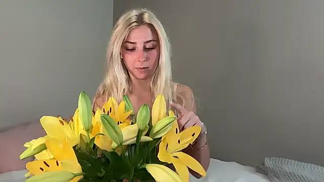 Lindseyyx - whipped cream bra
