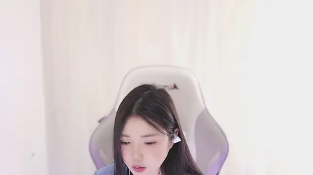 Kitty_baby77 - 完成任务 内裤含嘴里M腿5分钟 最后一个完成的控制黑牛5分钟