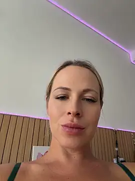 Streetdoll - play with naked tits