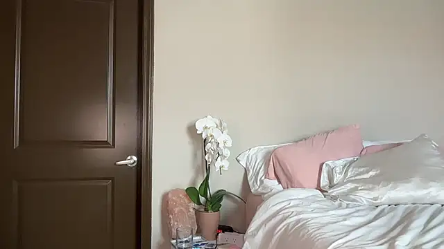 Lindseyyx - whipped cream bra