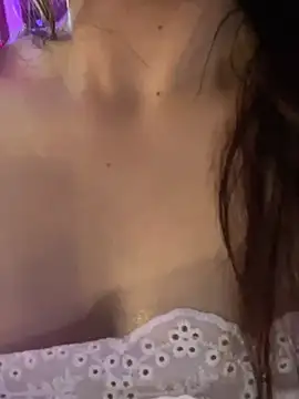 Queen-of-Love - oil on boobs tits out 5 mins