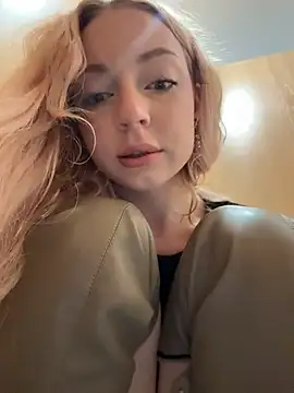 Melissa_grr - TOTALLY NAKED with OPENED DOOR