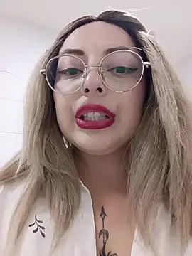 Bela-outdoor - Play with your clitoris in public
