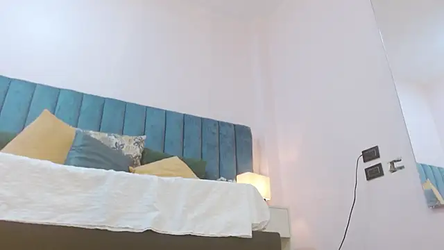 Sophia_hadid - public squirting, dildo