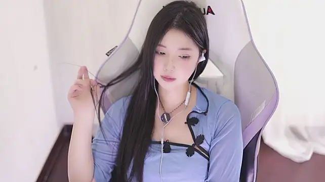 Kitty_baby77 - 完成任务 内裤含嘴里M腿5分钟 最后一个完成的控制黑牛5分钟