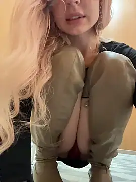 Melissa_grr - SLOPPY DILDO BLOWJOB WITH OPENED DOOR