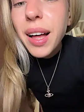 Kira_mia - sit on desk+pinch my nipples😋