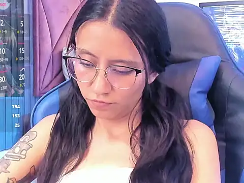 EviieGothell - PInch nipples close up