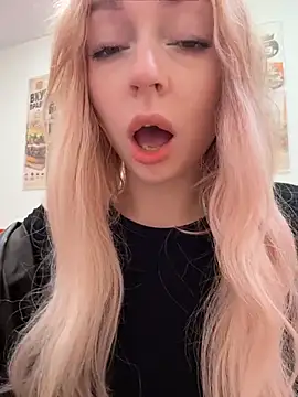 Melissa_grr - SPLIT + SHOW PUSSY!