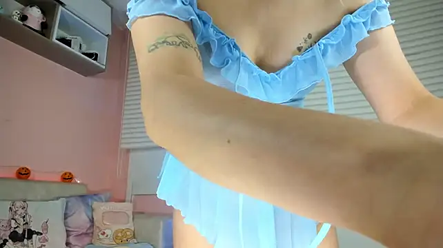 Tinysara - GET NAKED + SHOW HOLES