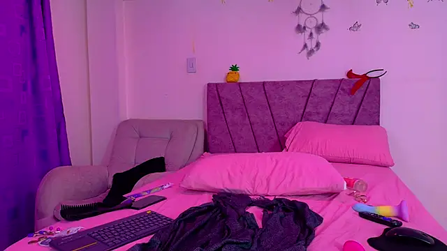 NahomyEvans - play with her boobs