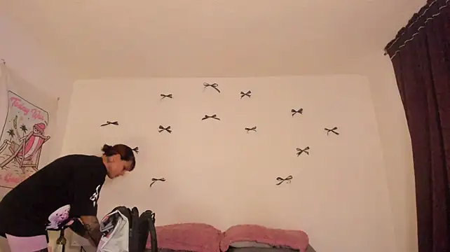 Alessamoth - Streaptease and blowjob at goal!