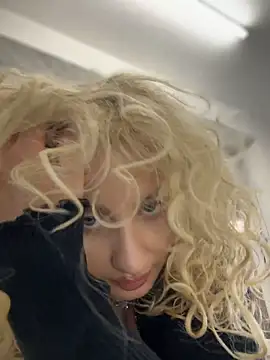 CurlyDaisy - shake my boobs on your face