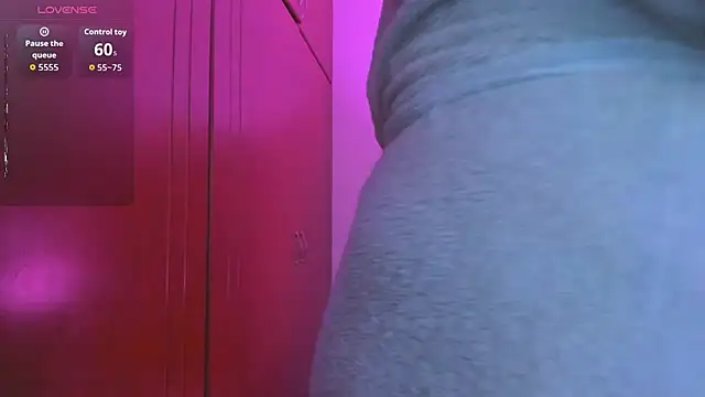 Kylie2211 - lick nipples