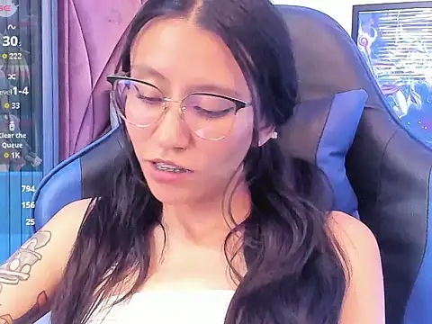 EviieGothell - PInch nipples close up