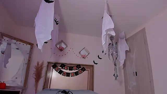Mara_Galle - SPREAD PUSSY IN FACES