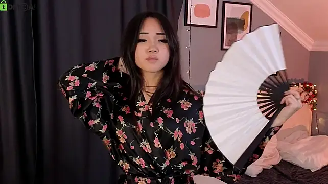 AliyaGibbons - Tease lips close to cam