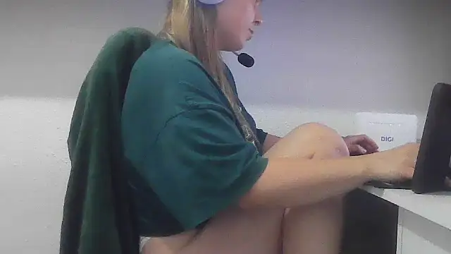 VicksyWoods - Naked