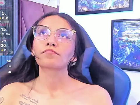 EviieGothell - PInch nipples close up
