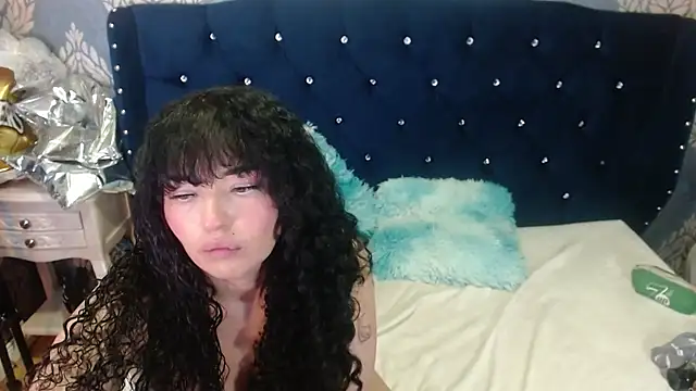 Sofiacowperx - Show big ass + play with oil