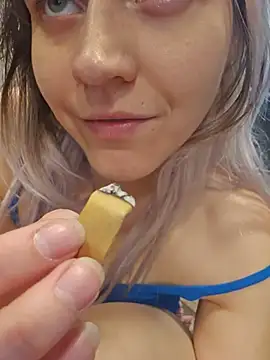 ScarletsWeb - Flash titties