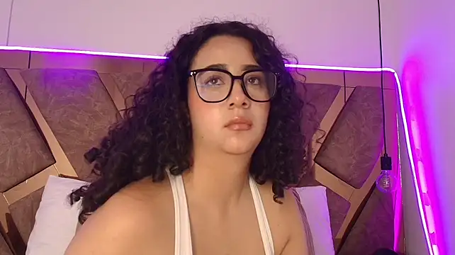 Bella_swwan_ - show us those delicious tits 😏