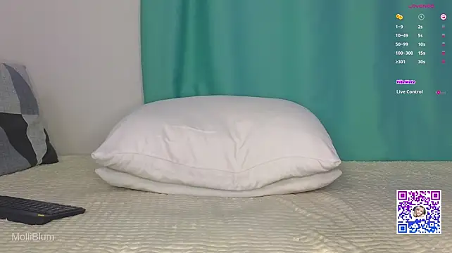 Molliblum - play pussy with fingers