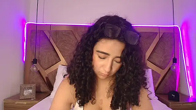 Bella_swwan_ - show us those delicious tits 😏