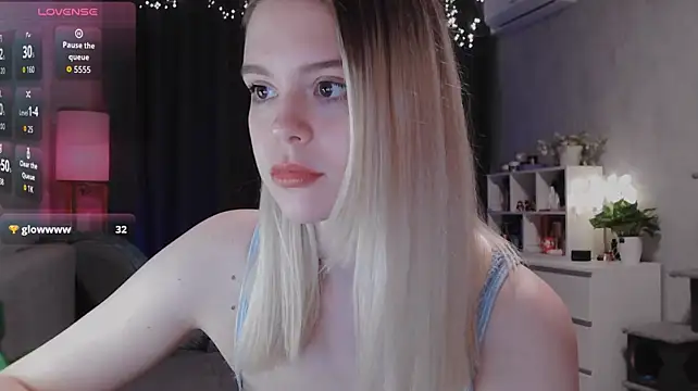 VivienJaques - Taking off my top so my nipples show :*