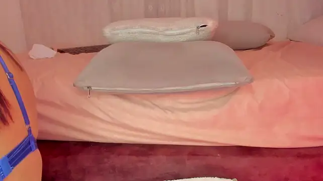 Swt_kahia - finger in pussy